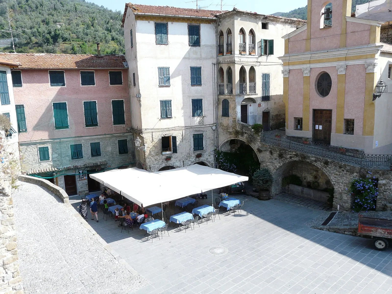 Der Platz von Apricale mit der Kirche