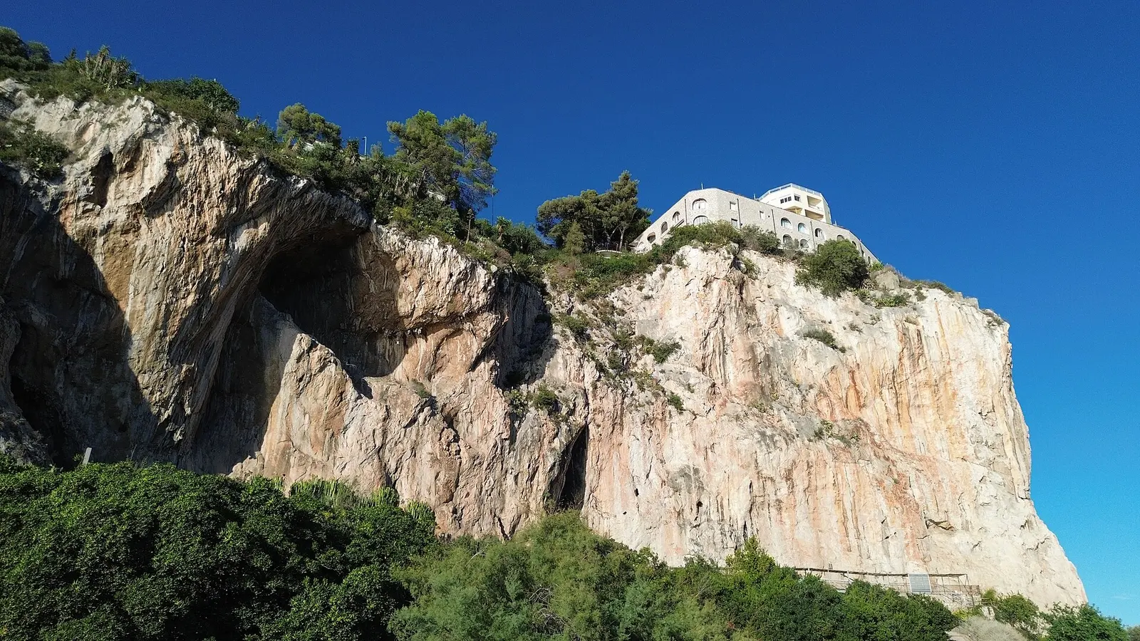Le falesie dei Balzi Rossi sul mare