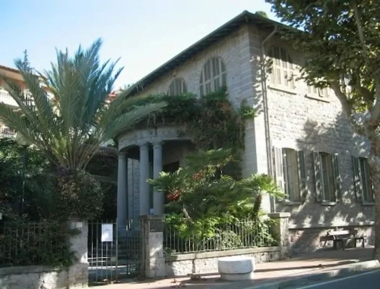Die Biblioteca Civica Internazionale in Bordighera, ein Steingebäude mit Säulenportikus an der Via Romana