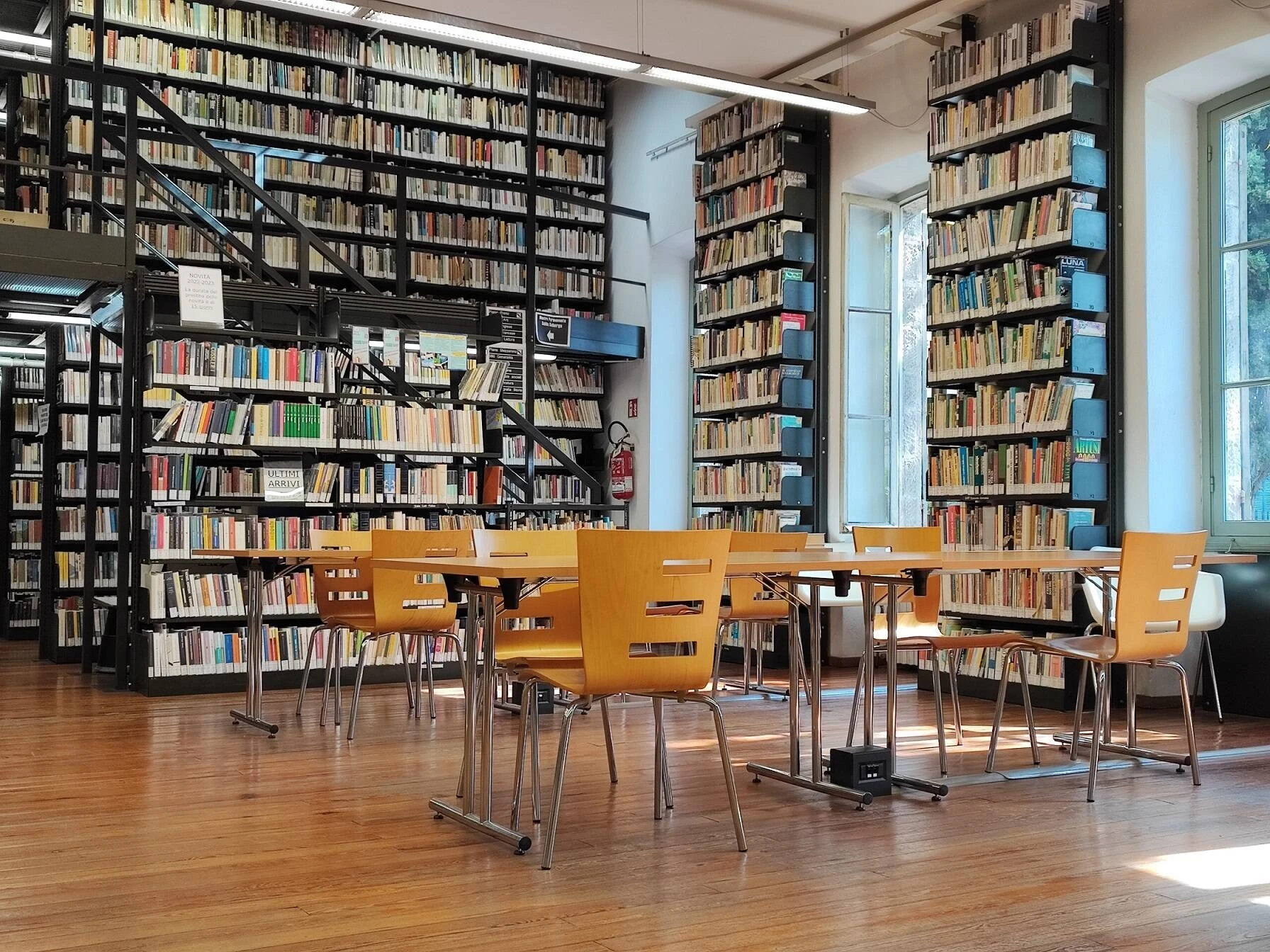 The reading room of the Biblioteca Civica Internazionale in Bordighera, with floor-to-ceiling shelves