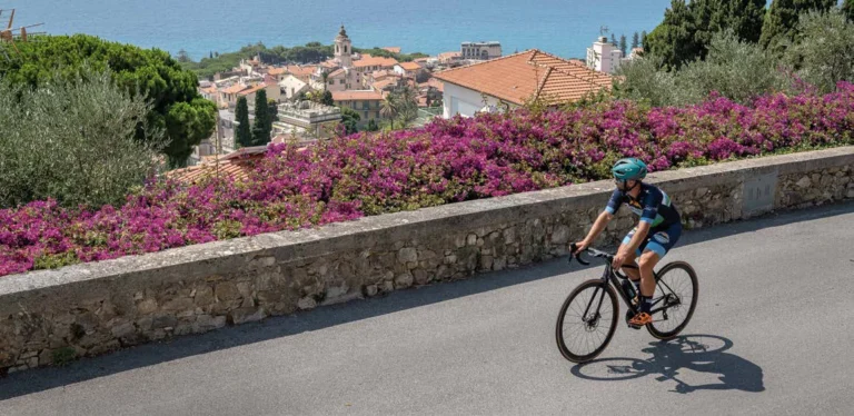 In bicicletta tra le bouganville