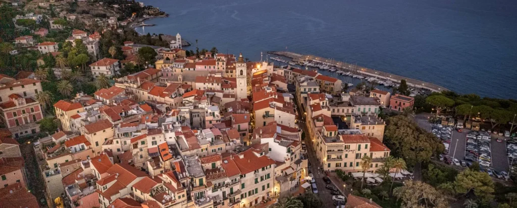 Veduta aerea di Bordighera Alta e del porto al crepuscolo
