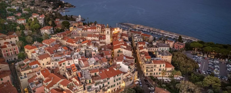 Veduta aerea di Bordighera Alta e del porto al crepuscolo