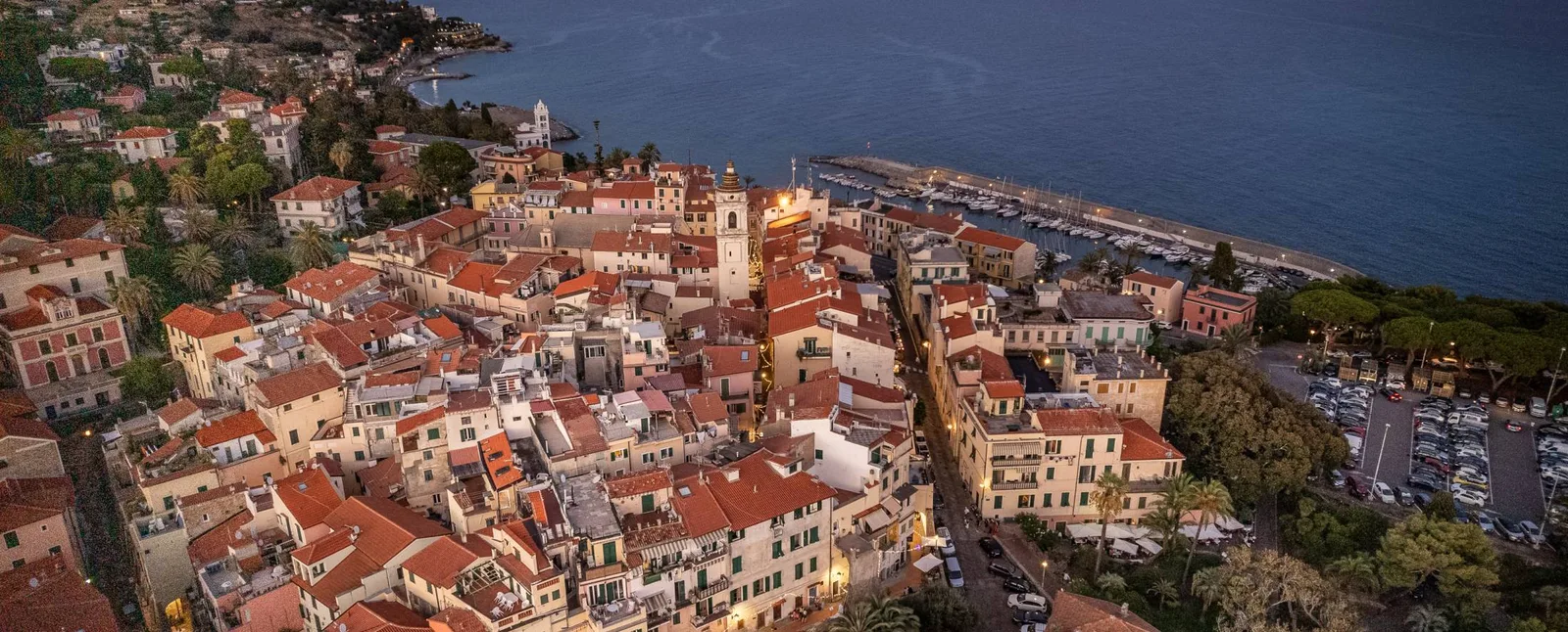 Veduta aerea di Bordighera Alta e del porto al crepuscolo