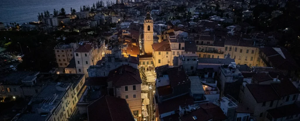 Bordighera Alta illuminata di sera vista dall'alto