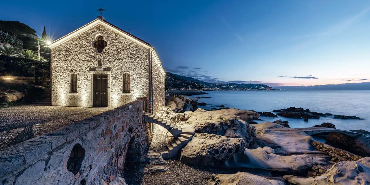 La chiesa di Sant’Ampelio sugli scogli al tramonto