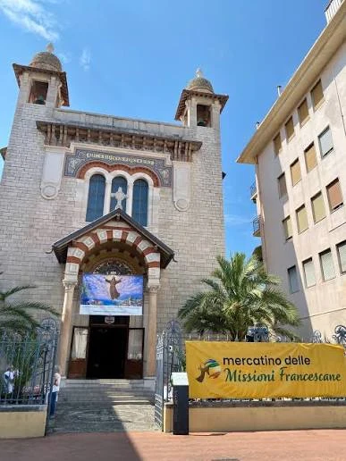 Die Kirche der Unbefleckten Empfängnis, genannt Terrasanta, in Bordighera, mit ihrem zweifarbigen Bogenportal
