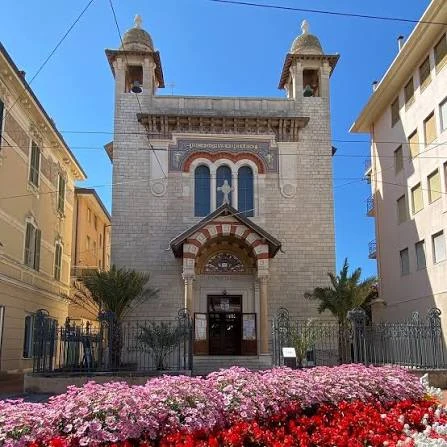 Die Steinfassade der Kirche Terrasanta, entworfen von Charles Garnier, mit ihren zwei Glockentürmen mit Kuppeln