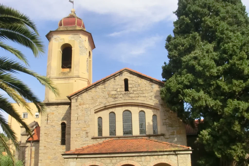 L’ex chiesa anglicana di Bordighera tra palme e giardino