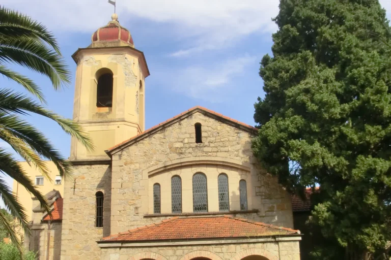Die ehemalige Anglikanische Kirche von Bordighera zwischen Palmen und Garten
