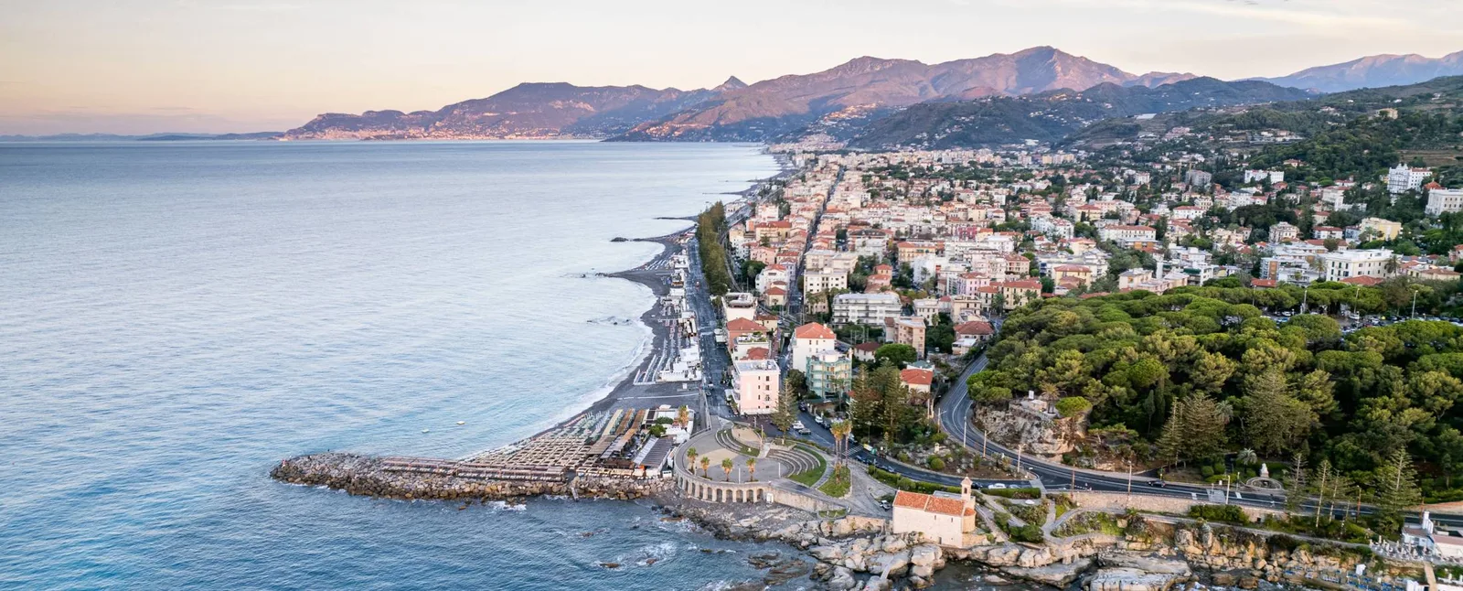 Veduta aerea della costa di Bordighera al tramonto