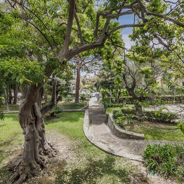 I Giardini Monet lungo la via Romana