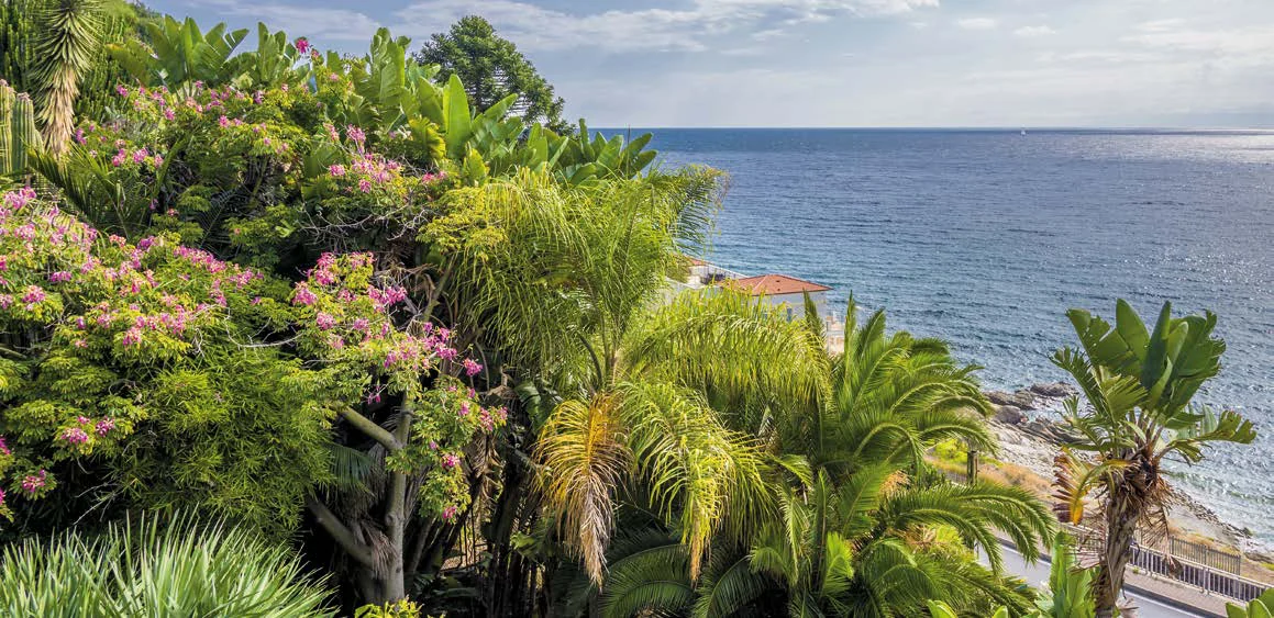 Un giardino fiorito affacciato sul mare