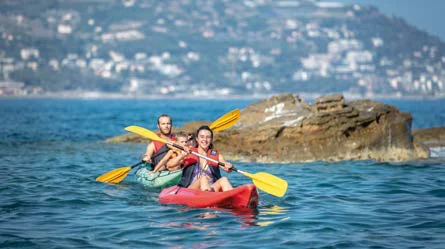 Kayak davanti alla costa di Bordighera
