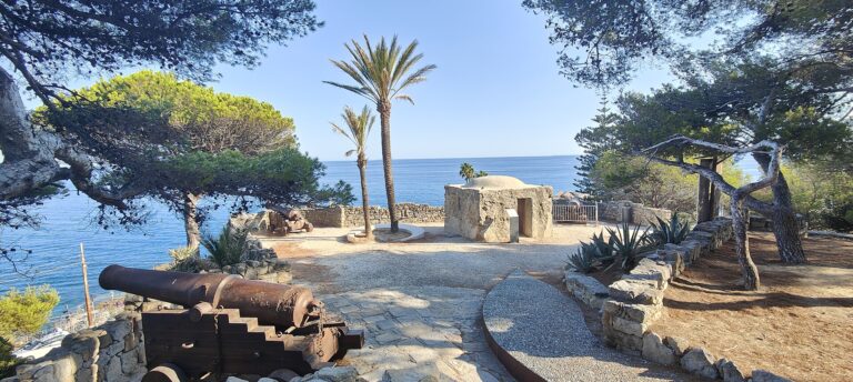 Der Marabutto auf der Terrasse des Pinienwalds am Capo, mit den Kanonen und dem Meer im Hintergrund