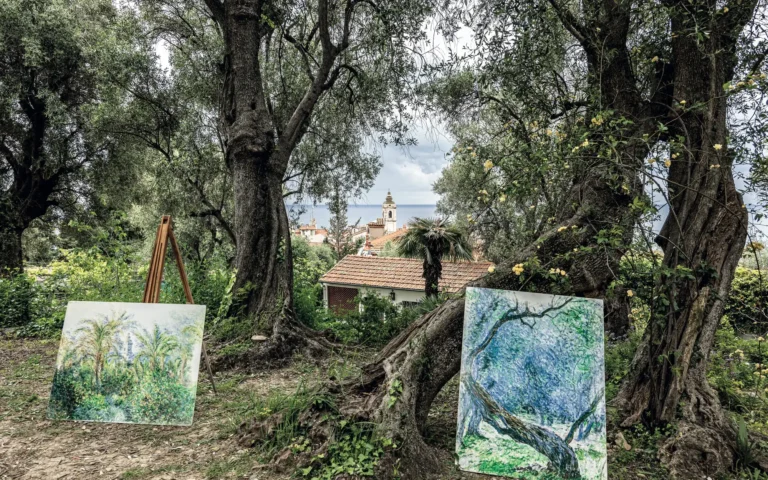 Cavalletti con riproduzioni dei quadri di Monet tra gli olivi di Bordighera