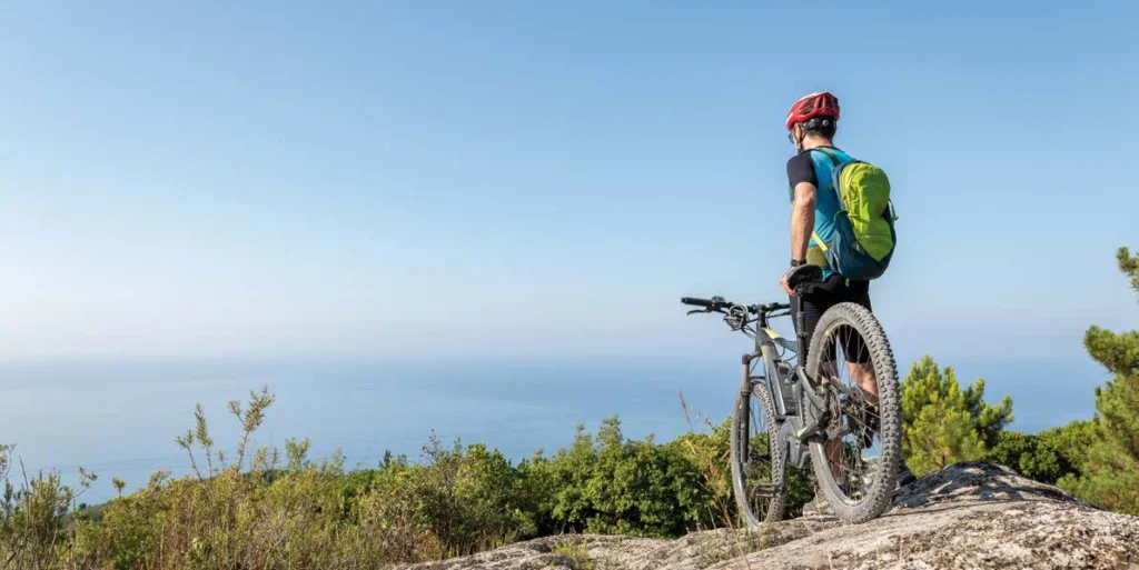 In mountain bike sul Monte Nero con vista sul mare