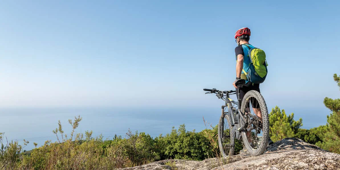 In mountain bike sul Monte Nero con vista sul mare