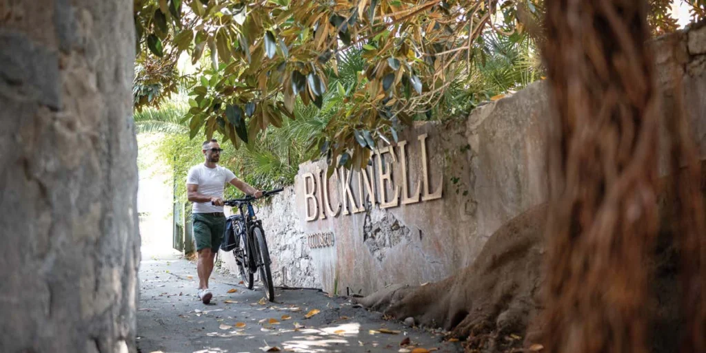 L’ingresso del Museo Bicknell tra le radici dei ficus