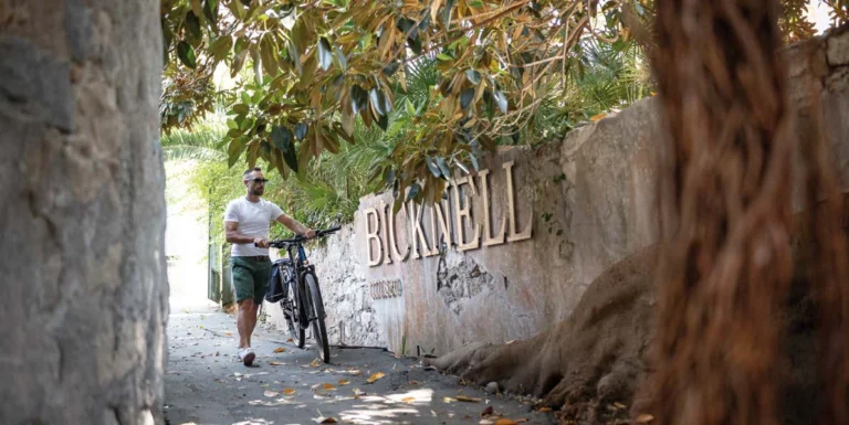 L’ingresso del Museo Bicknell tra le radici dei ficus