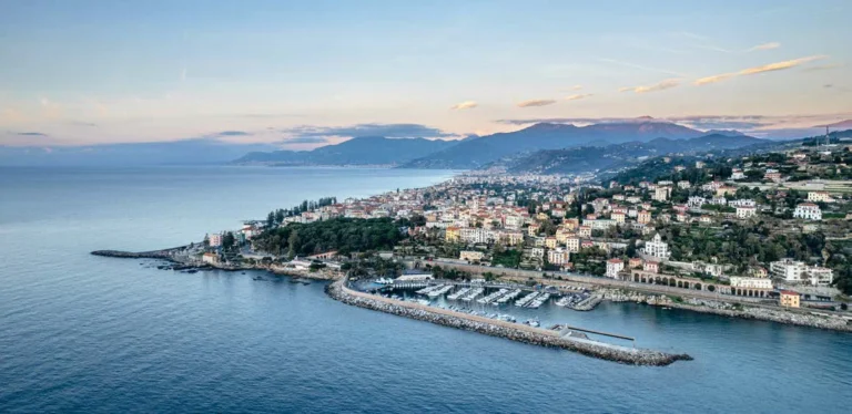 Panorama di Bordighera con il porto e la costa verso la Francia