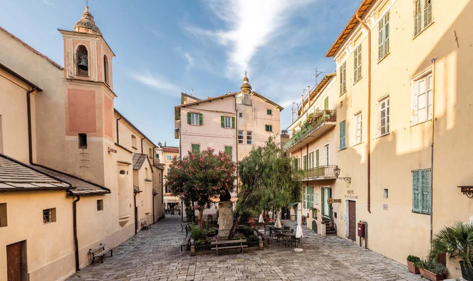 Una piazza di Bordighera Alta con il campanile