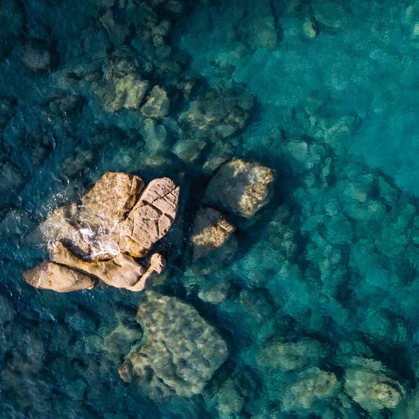 Scogli e acqua trasparente a Bordighera