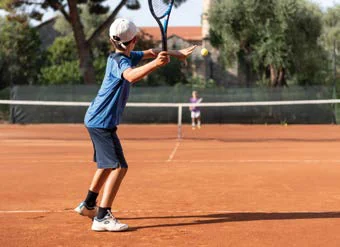 Un giovane tennista sulla terra rossa