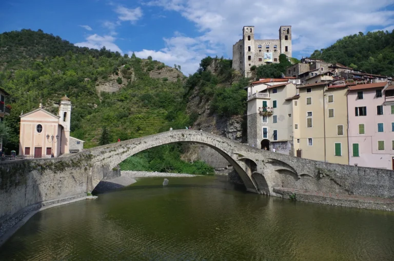 Die alte Brücke von Dolceacqua und die Burg der Doria