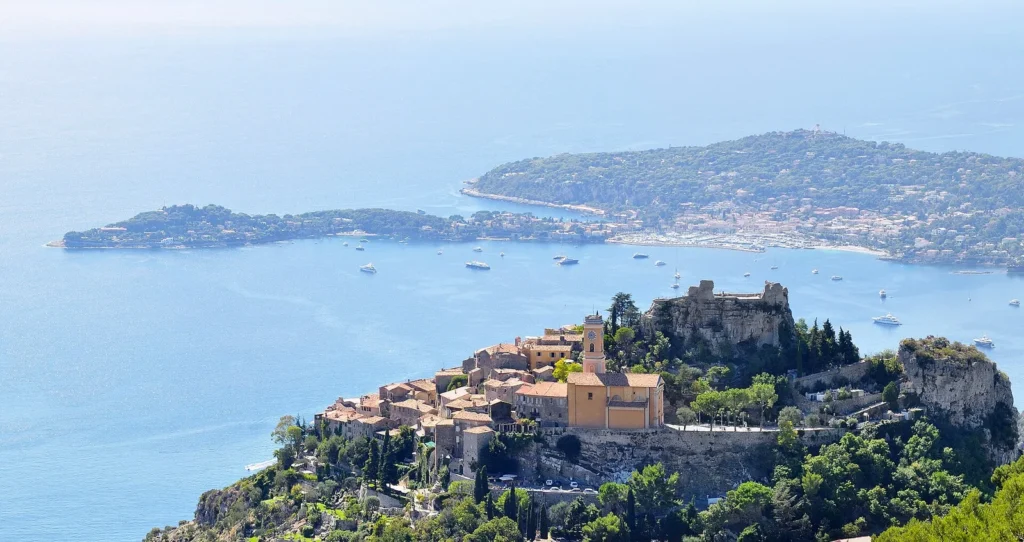 Le village d’Èze sur son promontoire, avec la mer du Cap Ferrat