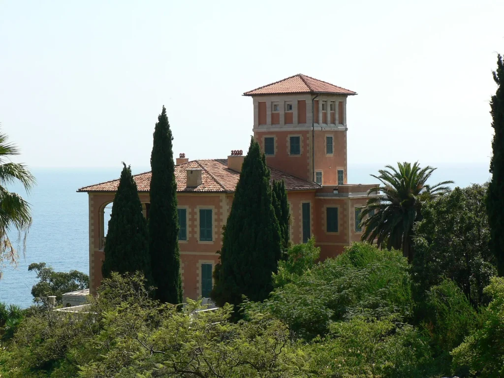 La villa dei Giardini Botanici Hanbury affacciata sul mare