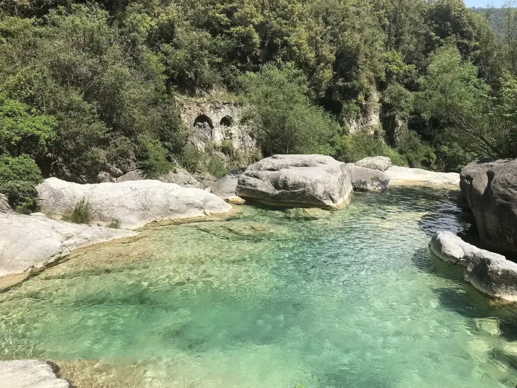 Una pozza d’acqua limpida ai laghetti di Rocchetta Nervina
