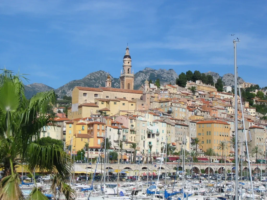 La città vecchia di Mentone con il campanile di Saint-Michel