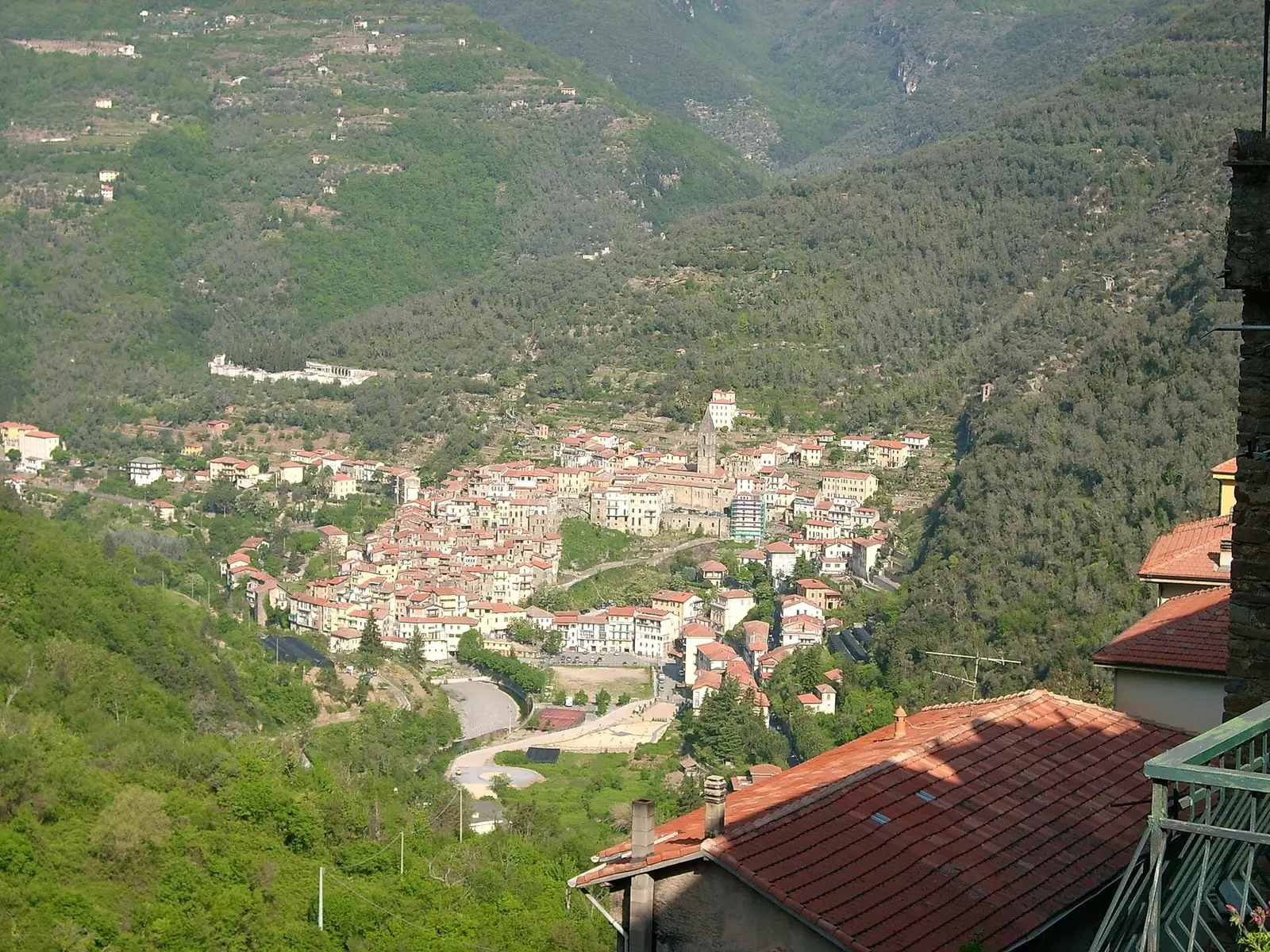 Das Dorf Pigna im grünen Tal