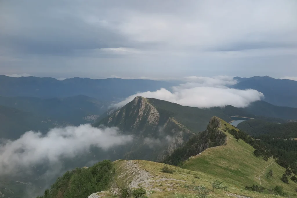 Prati e creste al Colle Melosa, nelle Alpi Liguri