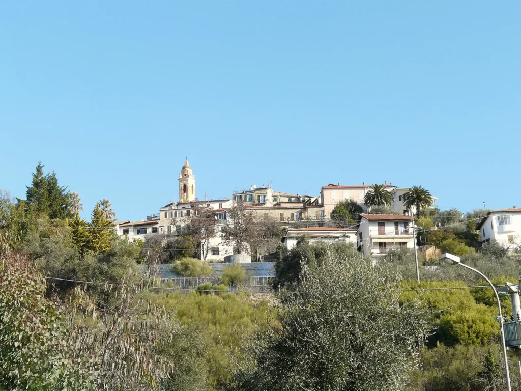 Il borgo di Seborga sulle colline alle spalle di Bordighera