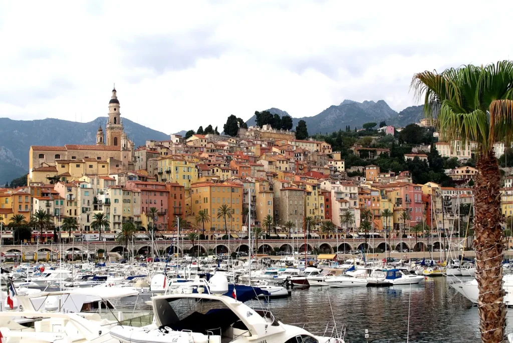 La città vecchia di Mentone vista dal porto