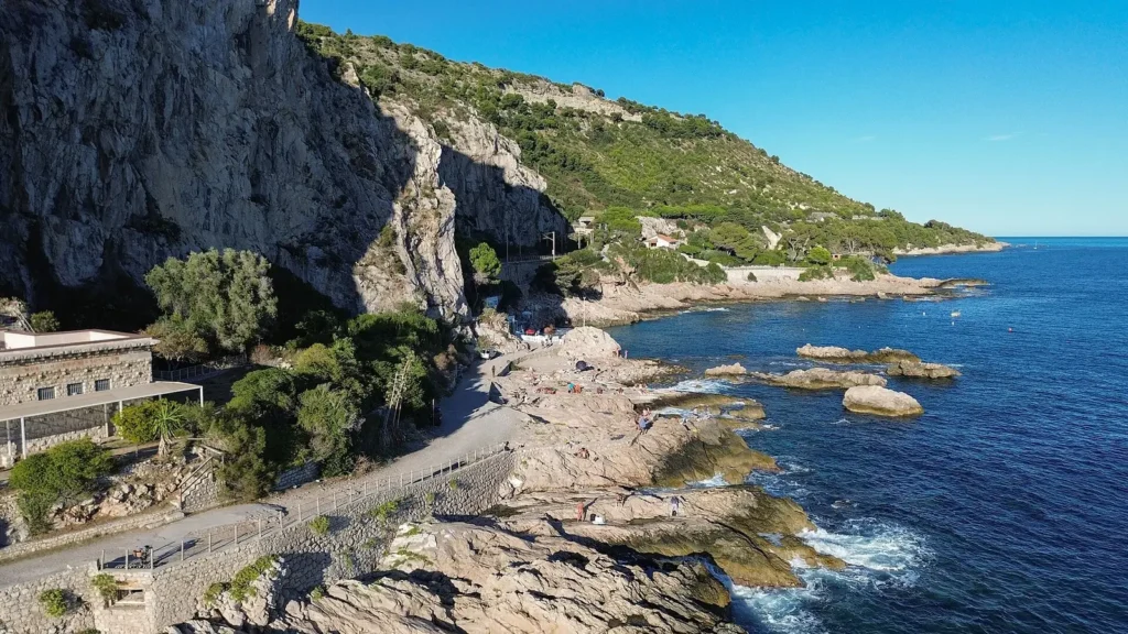 I Balzi Rossi, al confine tra Italia e Francia