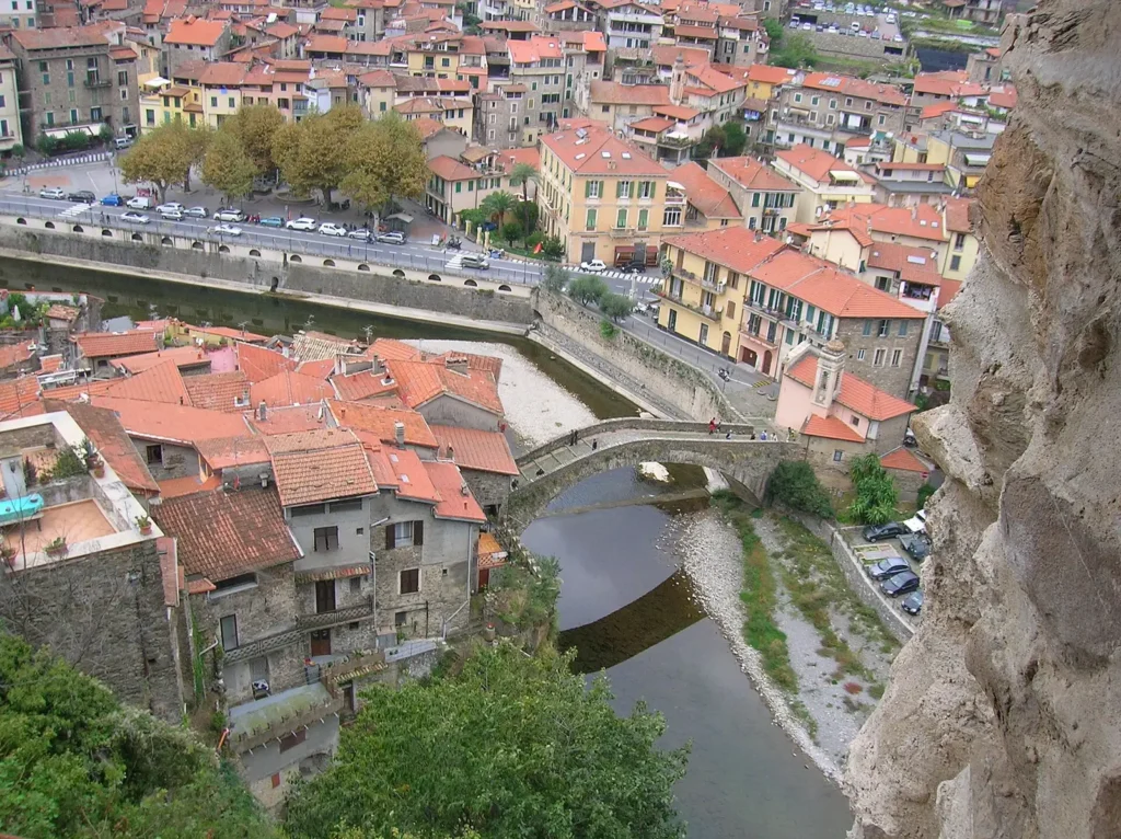 Dolceacqua, il ponte vecchio sul Nervia e il borgo
