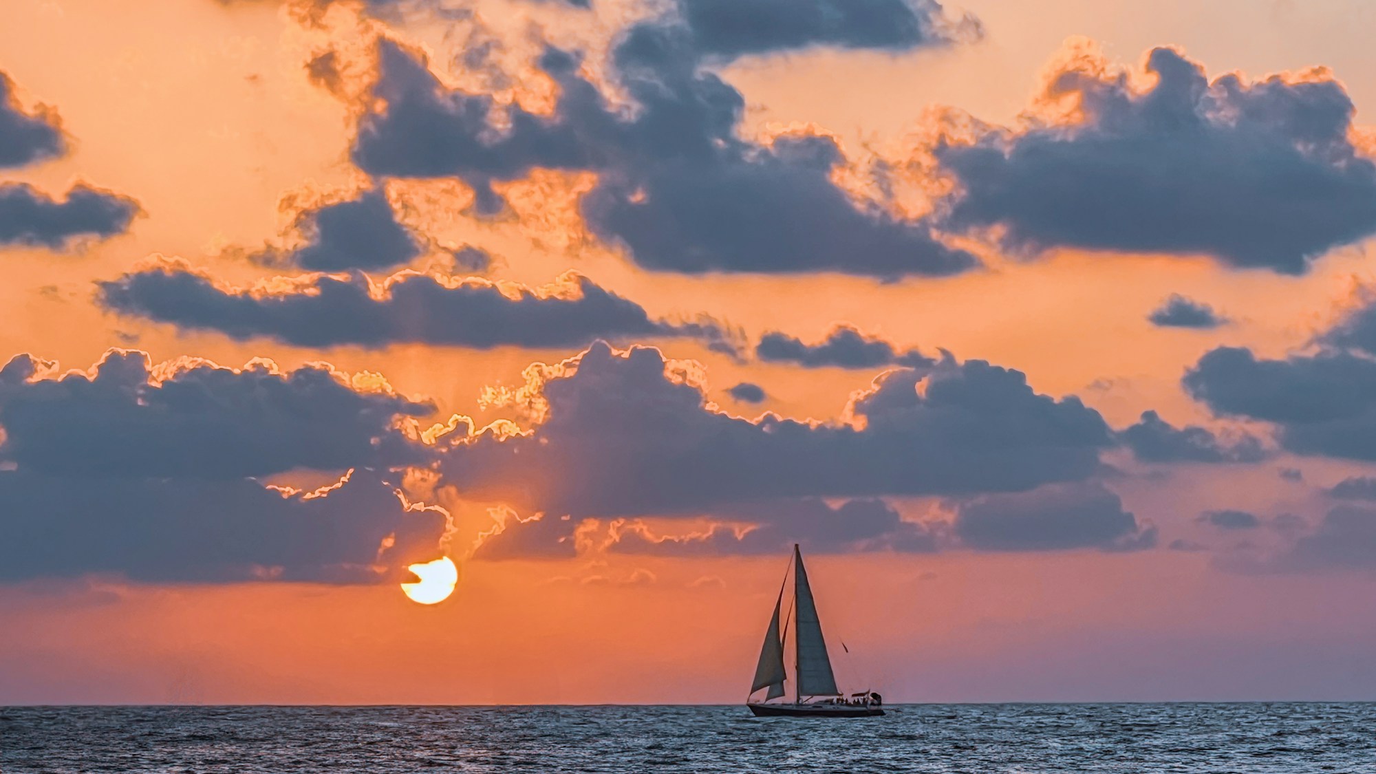Barca a vela al tramonto sul Mediterraneo